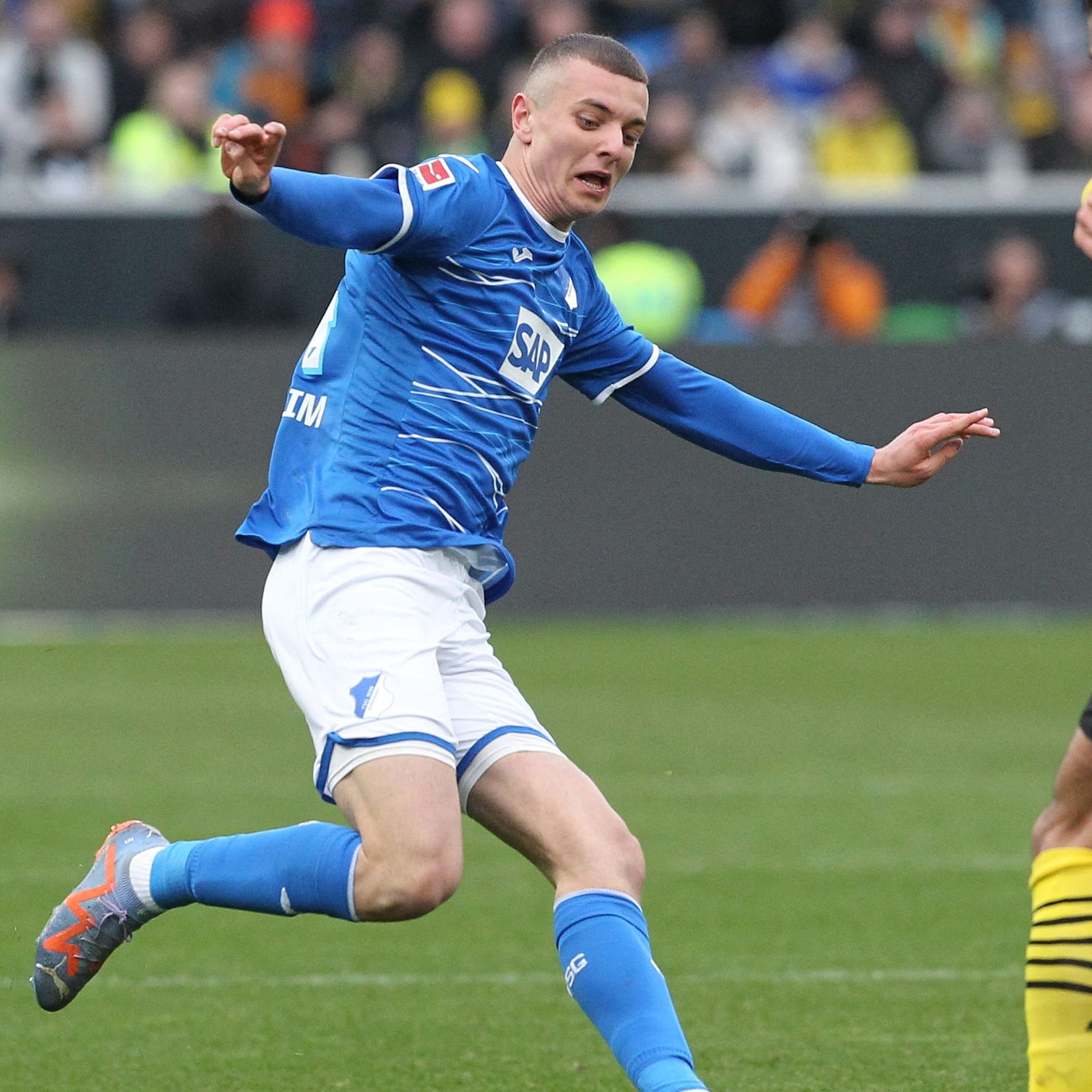 Fisnik Asllani (links) soll Haris Tabakovic bei der Wiener Austria ersetzen.