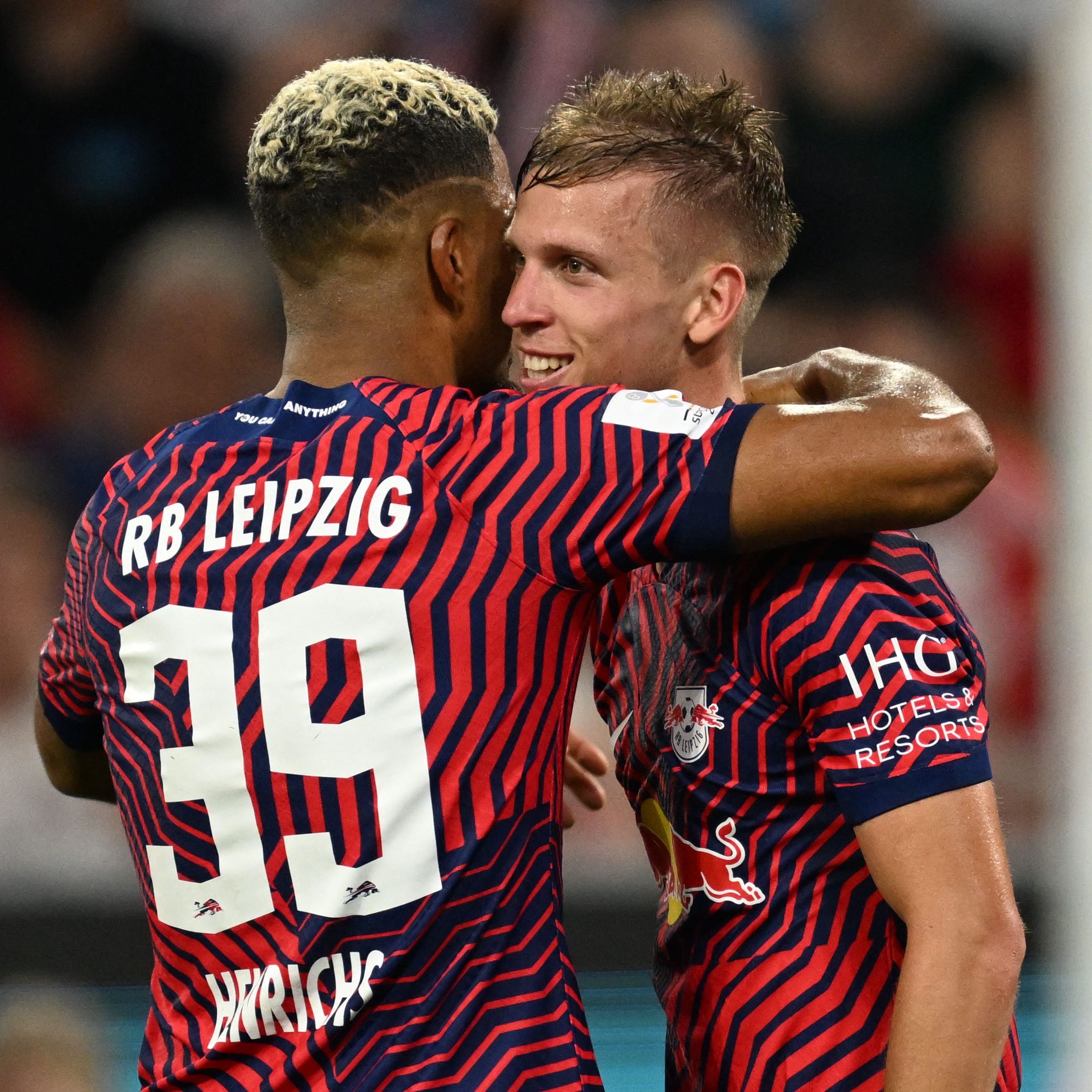 Dani Olmo (r.) war der Matchwinner beim Supercup-Sieg der Leipziger