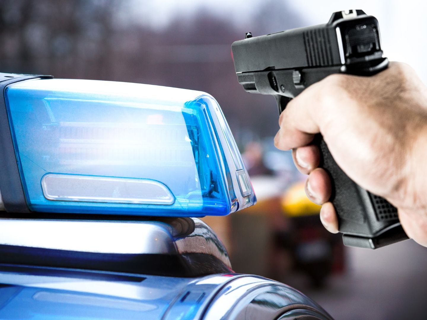 Nach der Drohung mit einer Airsoftpistole wurde der Betrunkene festgenommen. Nach der Drohung mit einer Airsoftpistole wurde der Betrunkene festgenommen.