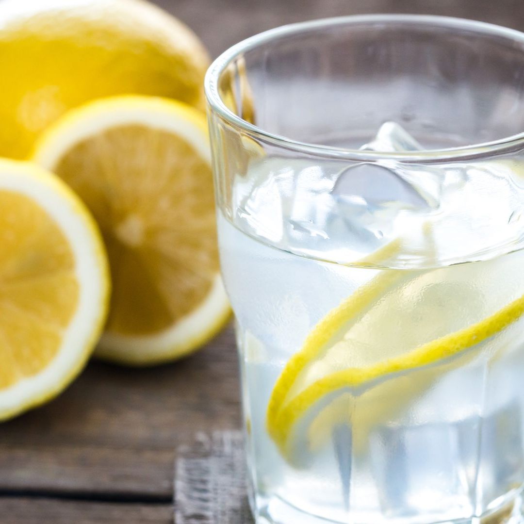 Zitronenwasser ist äußerst gesund.