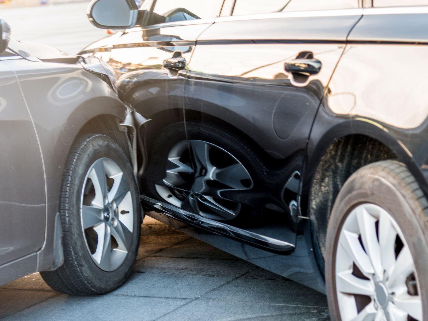 Ein alkoholisierter Autofahrer verursachte mit einem nicht zugelassenen Auto einen Unfall. Ein alkoholisierter Autofahrer verursachte mit einem nicht zugelassenen Auto einen Unfall.