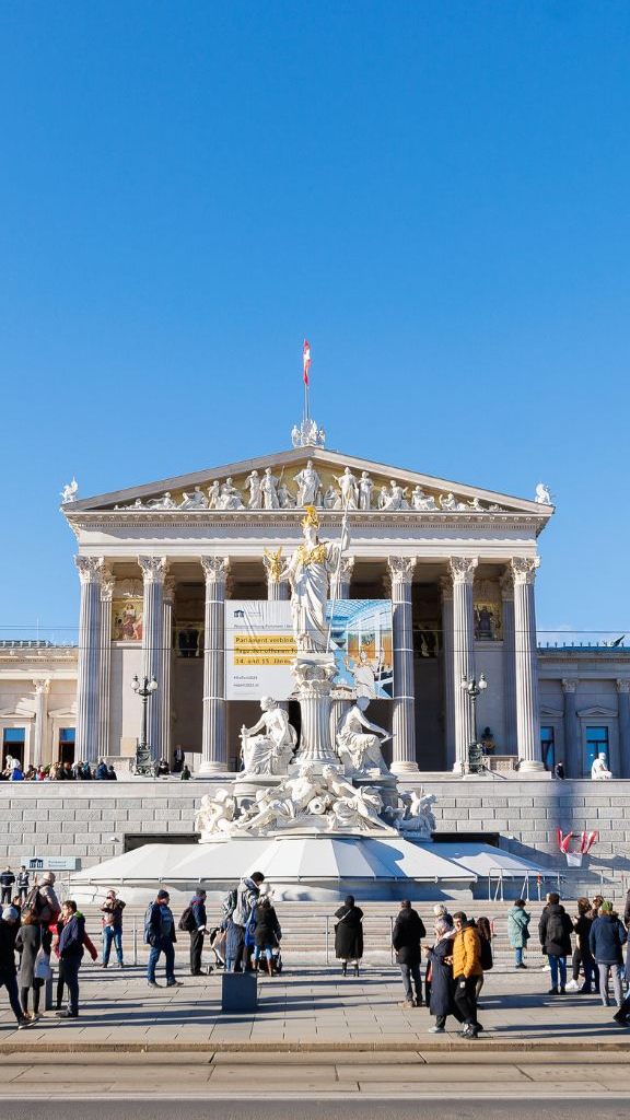 Der ÖGB plant eine Menschenkette rund ums Parlament als Protest gegen die Teuerung.