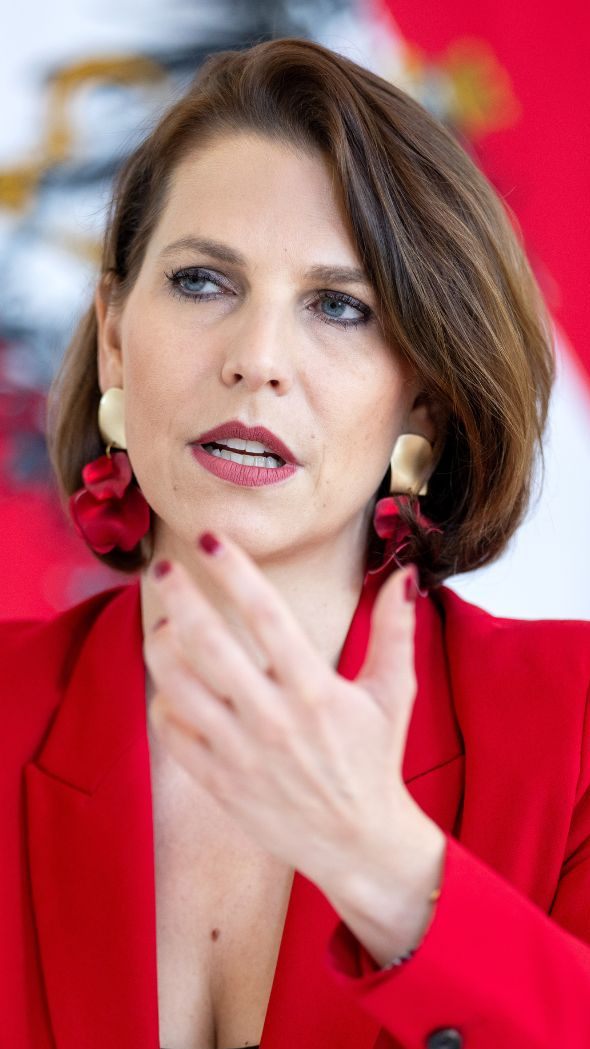 Verfassungsministerin Karoline Edtstadler (ÖVP) bekräftigte die Pläne der ÖVP Bargeld in der Verfassung zu verankern.