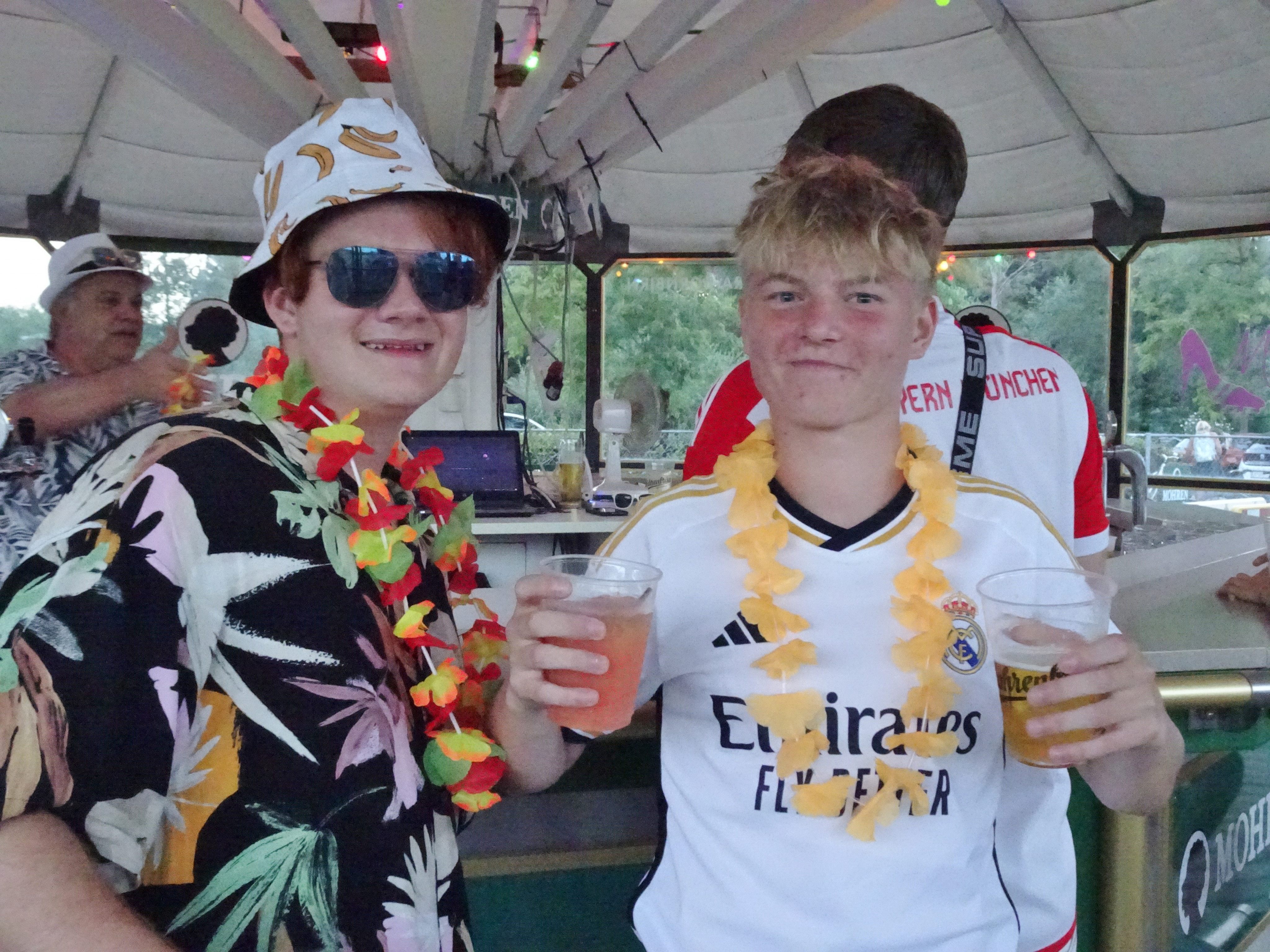 Viele Besucher hatten sich für die Mallorca-Party stilgerecht in Schale geworfen. Viele Besucher hatten sich für die Mallorca-Party stilgerecht in Schale geworfen.