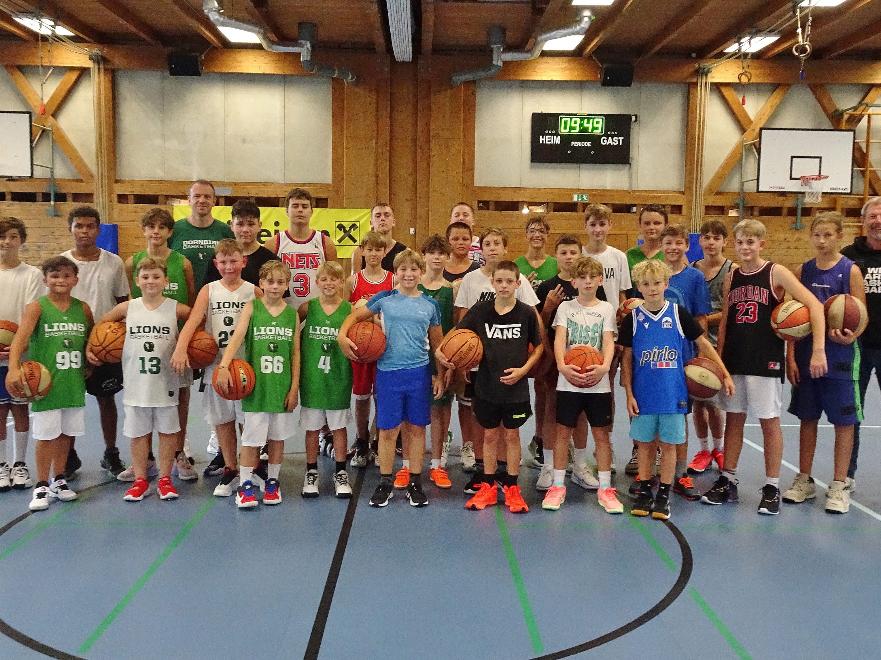 Die 43 Teilnehmer des diesjährigen Raiffeisen Dornbirn Lions Sommercamps erleben derzeit intensive Trainingseinheiten.