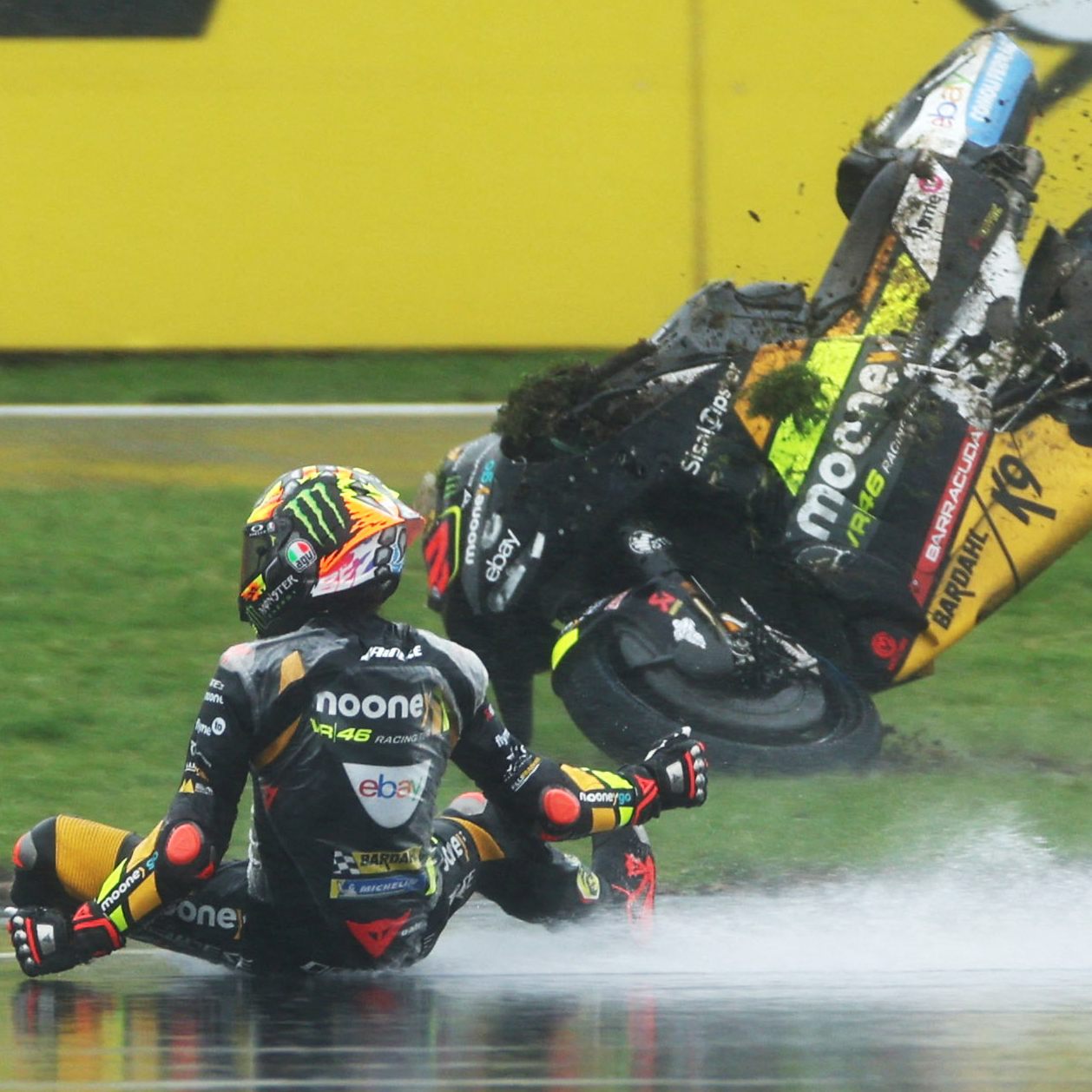 Pole-Mann Bezzecchi legte im Qualifying einen spektakulären Sturz hin.