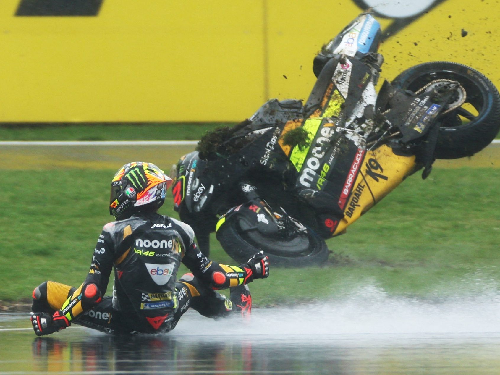Pole-Mann Bezzecchi legte im Qualifying einen spektakulären Sturz hin. Pole-Mann Bezzecchi legte im Qualifying einen spektakulären Sturz hin.