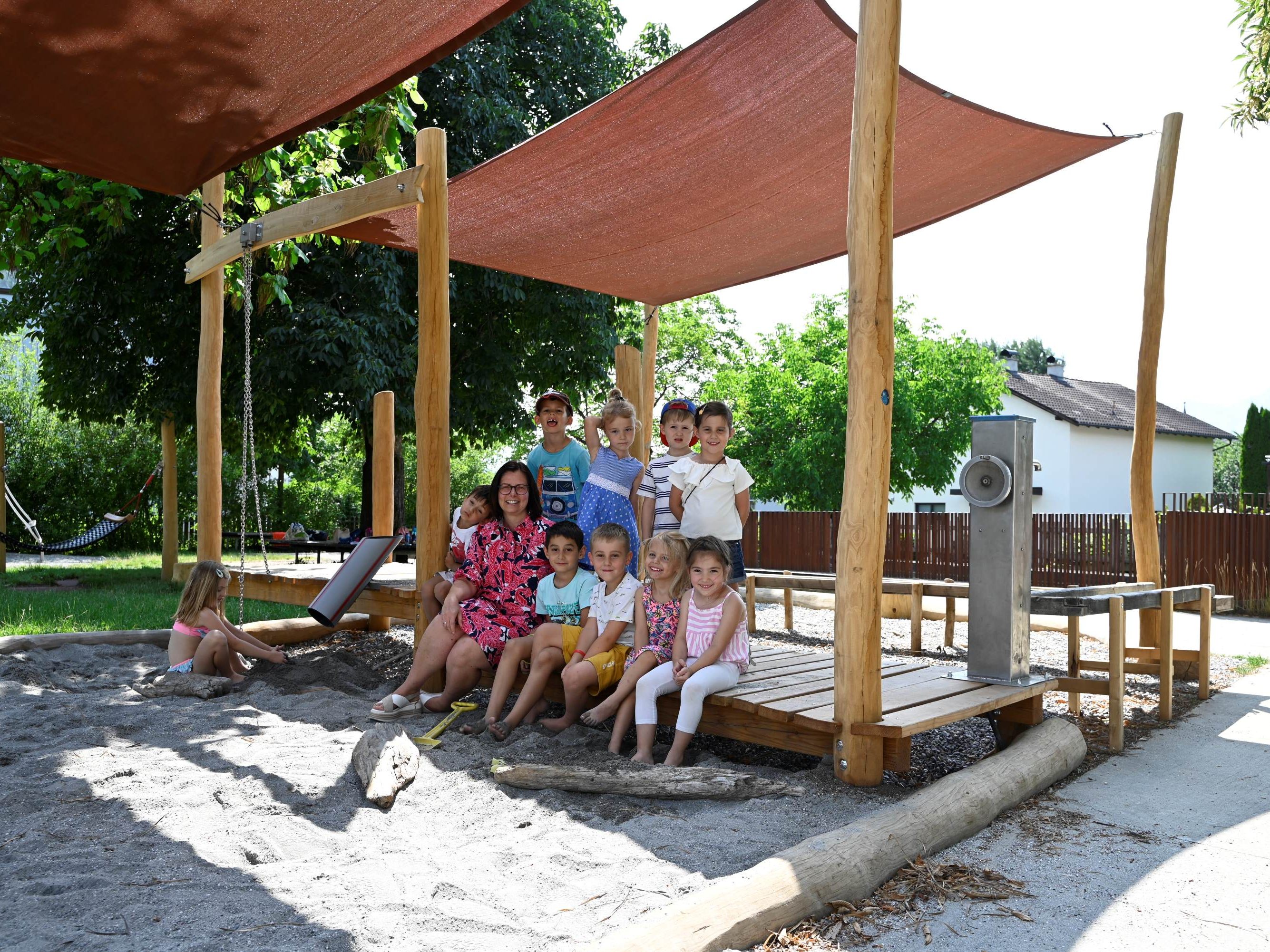 : Bgm. Katharina Wöß-Krall mit Kindern des Kindergarten Markt beim neu gestalteten Wasserspielplatz ©