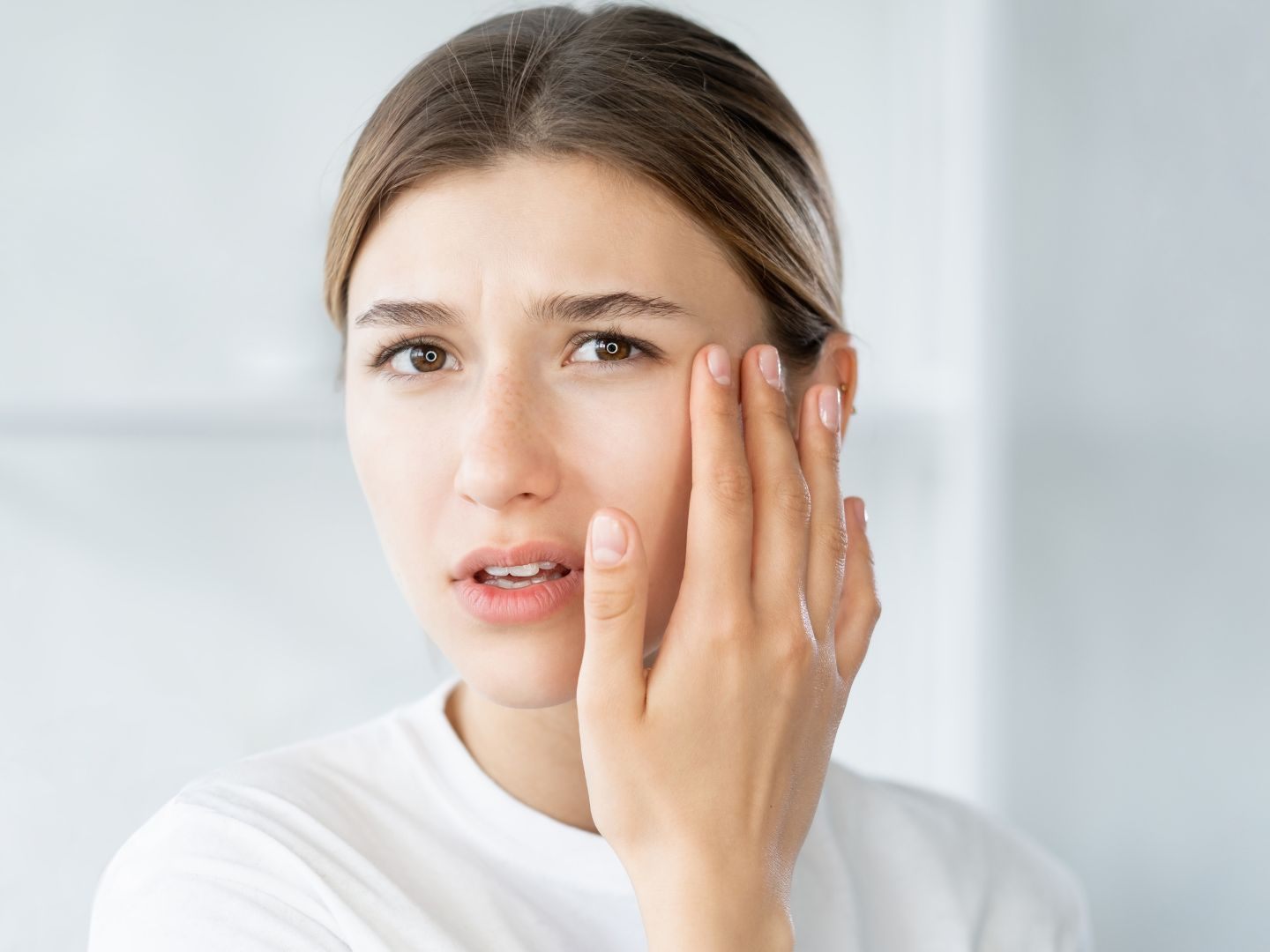 Manche alkoholischen Getränke wirken sich schlechter auf unsere Haut aus, als andere. Manche alkoholischen Getränke wirken sich schlechter auf unsere Haut aus, als andere.