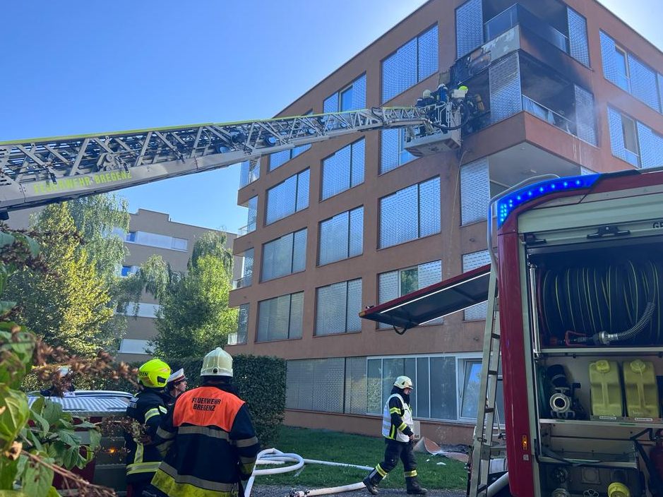 Die Feuerwehr beim Löscheinsatz im dritten Stock.