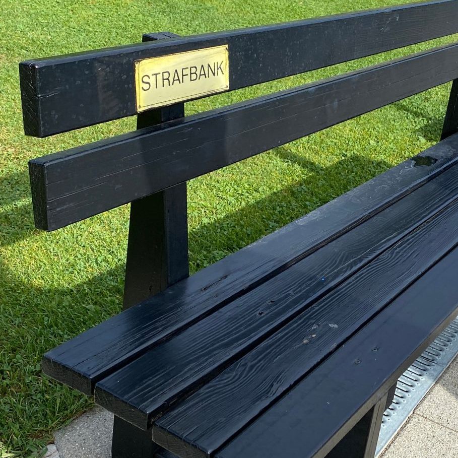 Was hat eine Strafbank im Schwimmbad verloren?