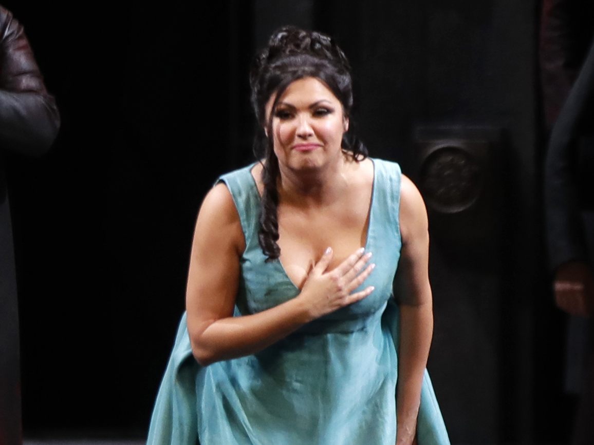 Sopranistin Anna Netrebko verklagt die New Yorker Met Opera. Sopranistin Anna Netrebko verklagt die New Yorker Met Opera.