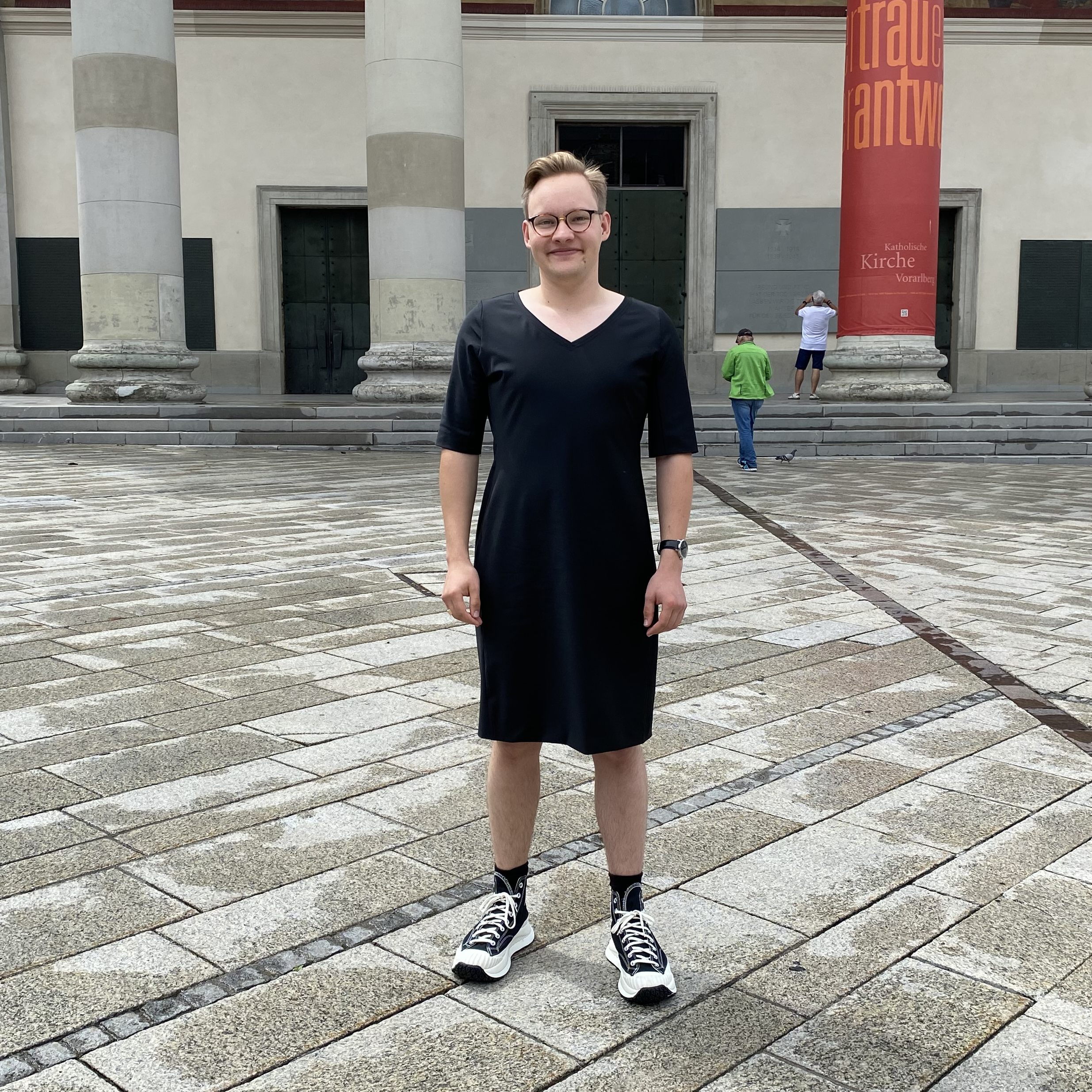 Raffael hat den Selbsttest gemacht und ist mit einem Kleid durch Dornbirn spaziert.