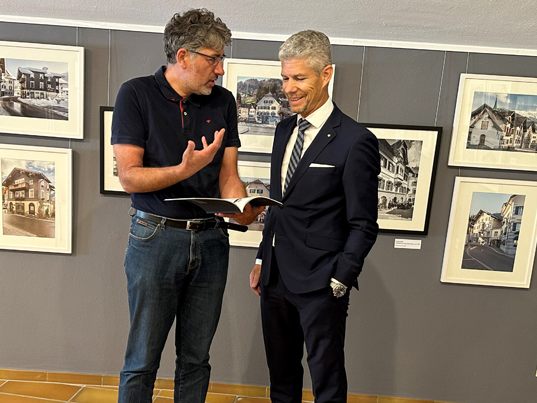 v.l. Der Leiter der Montafoner Museen, Michael Kasper (li) gab Sparkasse Vorstandsdirektor Thomas Schreiber einige Geschichten und Begebenheiten zum Besten.