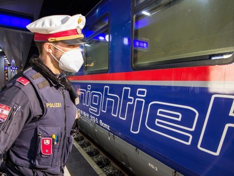 Zwei Jugendliche konnten im Zug festgenommen werden. Zwei Jugendliche konnten im Zug festgenommen werden.
