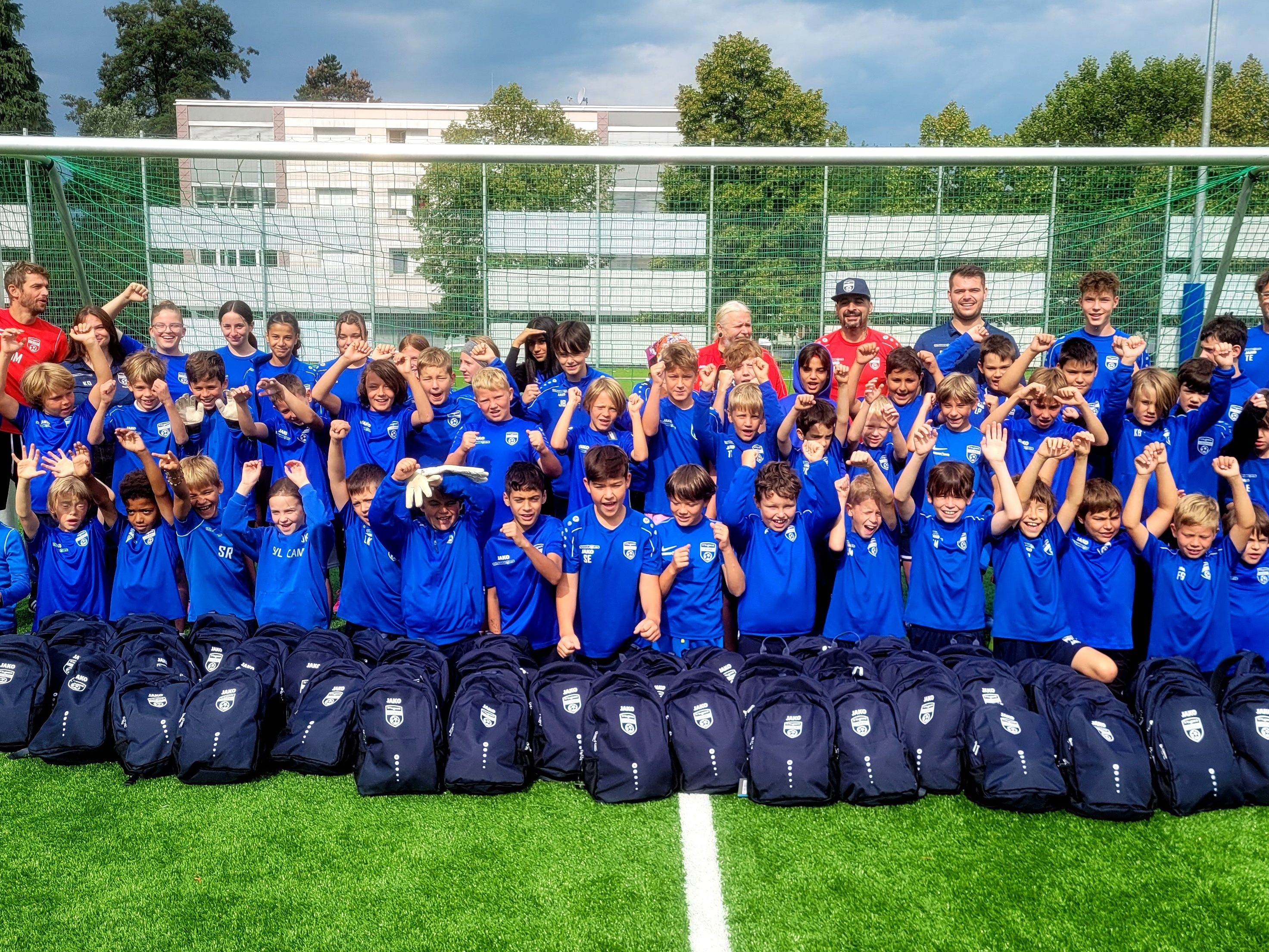 Rund 60 Buben und Mädchen von sieben bis 13 Jahren waren beim großen „SPARK7 Fußball Nachwuchs Camp“ des SV typico Lochau im Stadion Hoferfeld in diesem Jahr aktiv mit dabei. Rund 60 Buben und Mädchen von sieben bis 13 Jahren waren beim großen „SPARK7 Fußball Nachwuchs Camp“ des SV typico Lochau im Stadion Hoferfeld in diesem Jahr aktiv mit dabei.