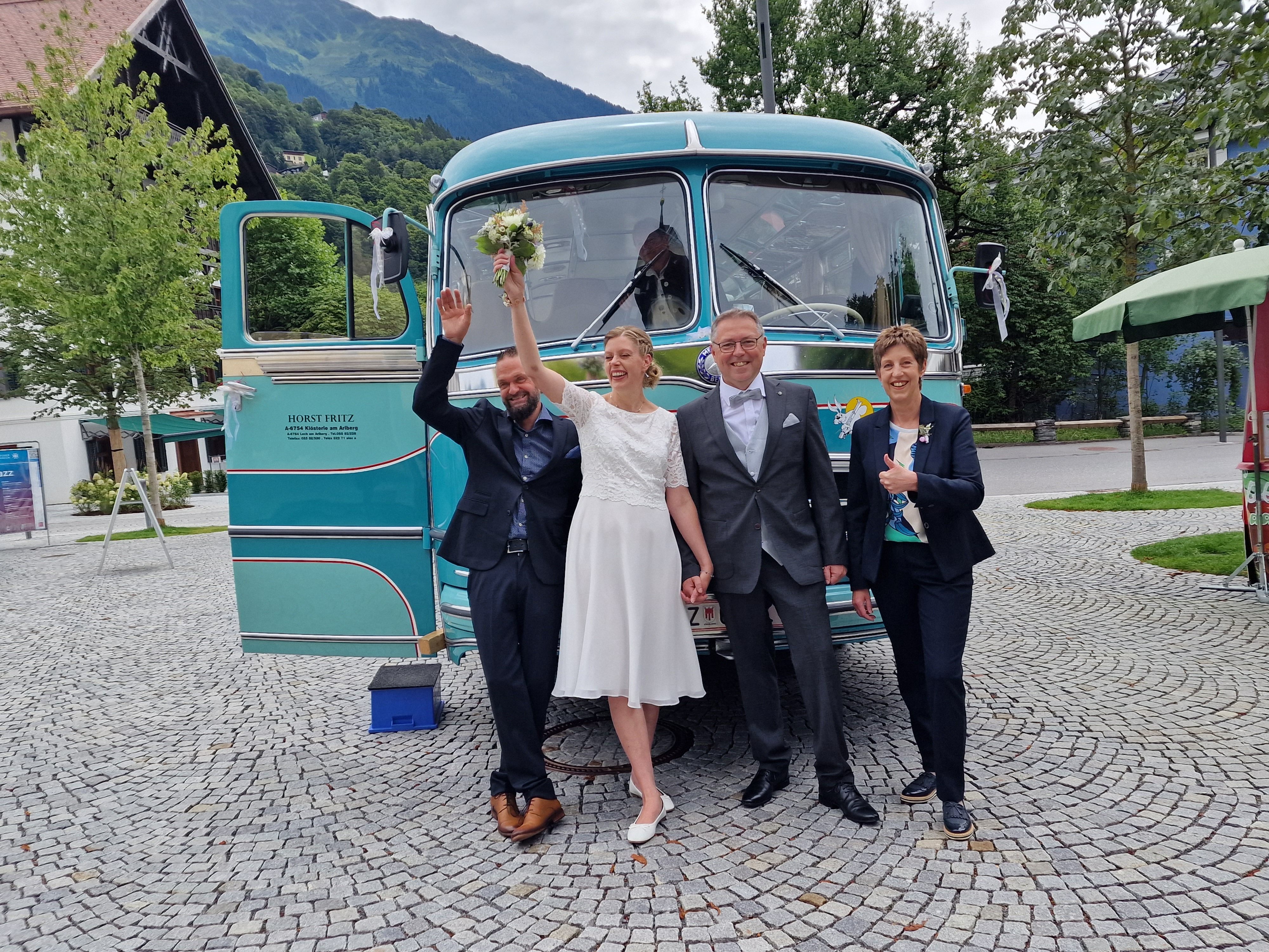 Das frisch vermähle Brautpaar freut sich auf eine Fahrt ins Blaue.