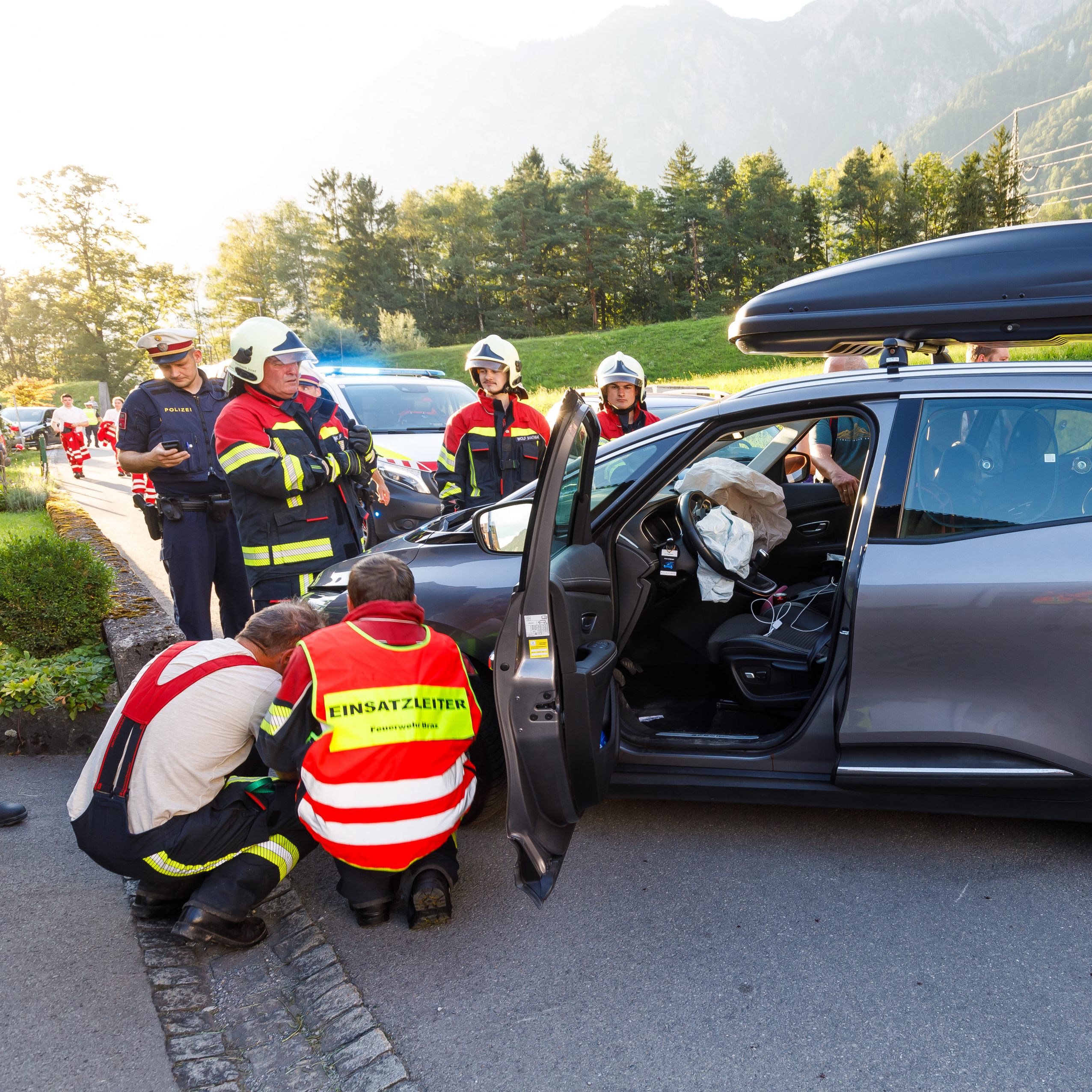 Das Fahrzeug kollidiert mit der Gartenmauer.