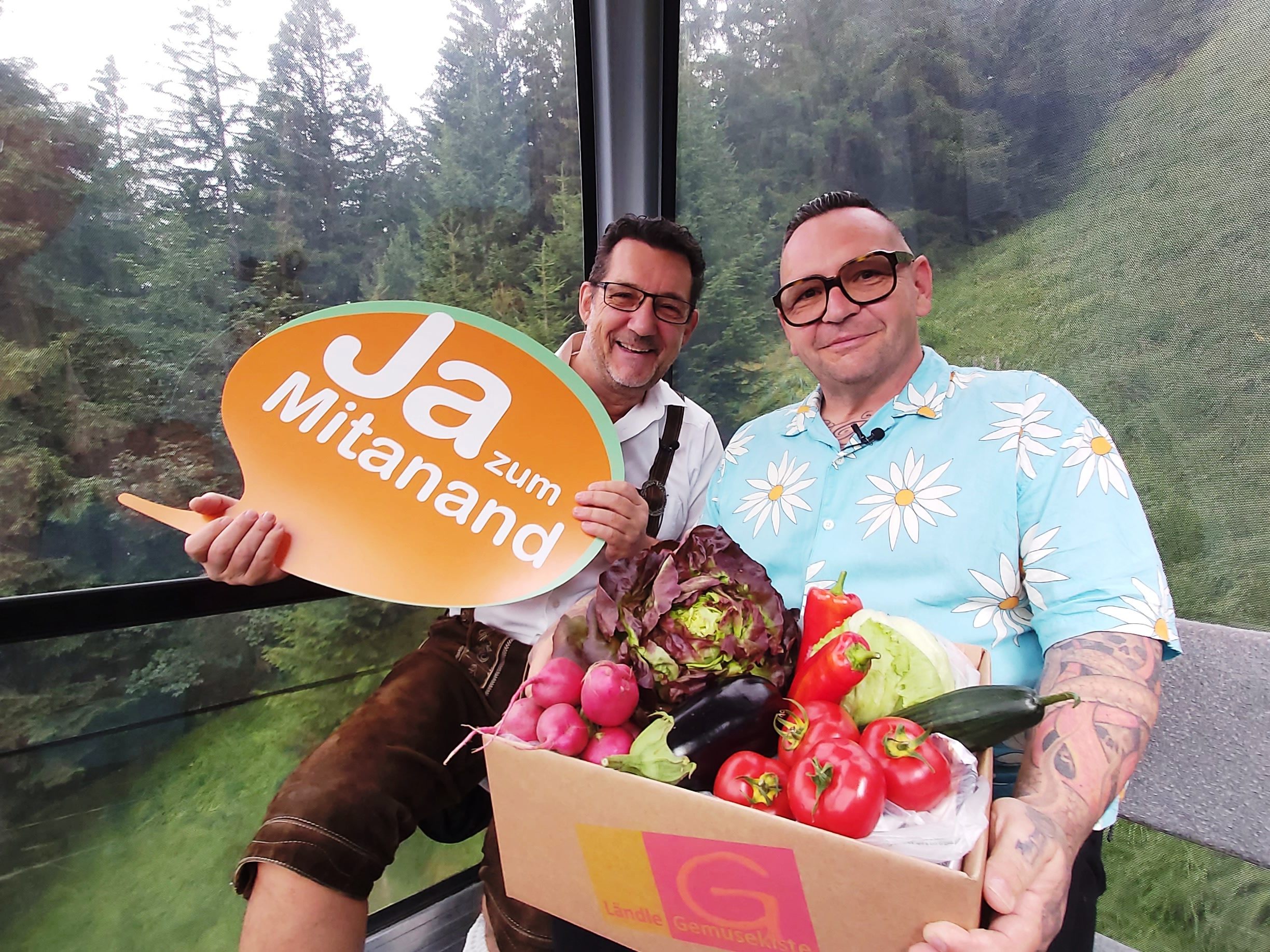 TV-Gondoliere Andreas Seeburger (li) hat den beruflichen Quereinsteiger Othmar Dörflinger (re) von der Lebenshilfe Vorarlberg während einer Bergfahrt mit der Muttersberg Seilbahn zu Gast. TV-Gondoliere Andreas Seeburger (li) hat den beruflichen Quereinsteiger Othmar Dörflinger (re) von der Lebenshilfe Vorarlberg während einer Bergfahrt mit der Muttersberg Seilbahn zu Gast.