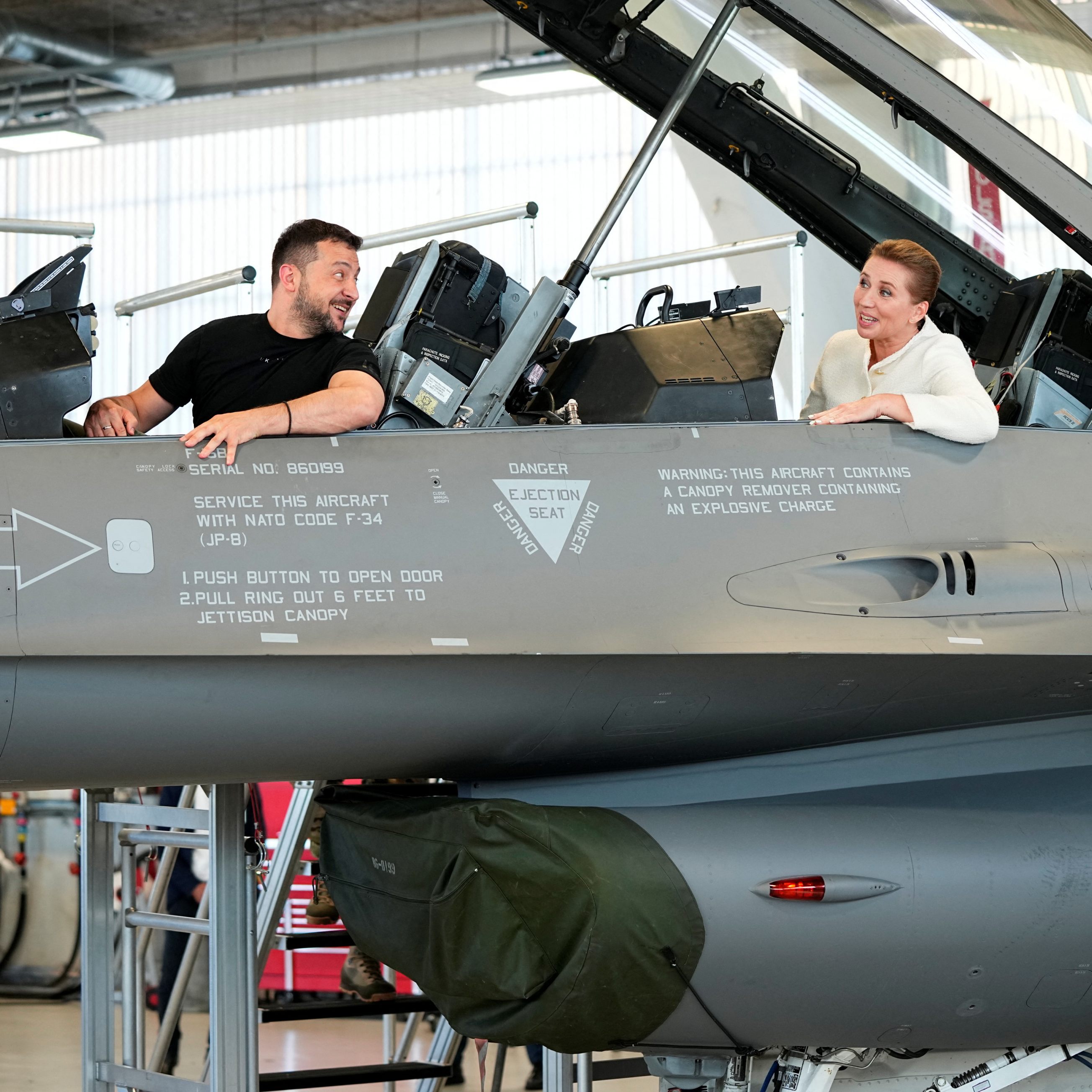 Selenskyj und Frederiksen in einem dänischen F-16-Kampfjet am 20. August in Dänemark.