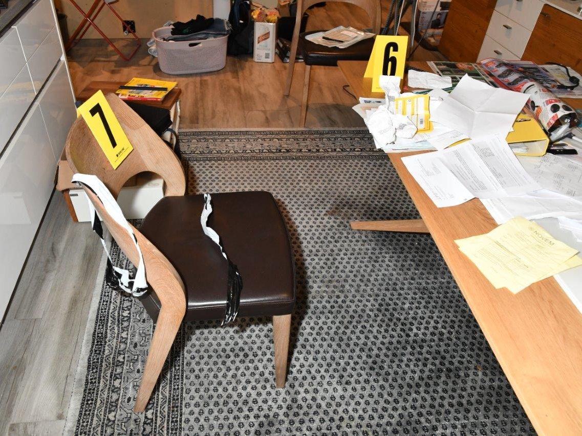 Das Home Invasion-Opfer wurde am Sessel gefesselt, geschlagen und mit einer Pistole bedroht. Das Home Invasion-Opfer wurde am Sessel gefesselt, geschlagen und mit einer Pistole bedroht.