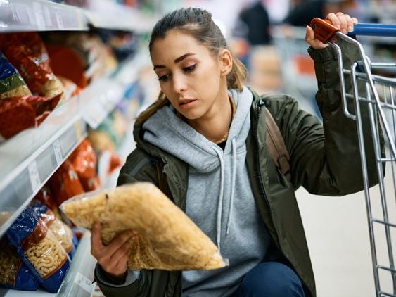 97 Prozent der Befragten spüren die Teuerung beim Einkauf im Supermarkt. (Foto: adobe.stock/drazen)