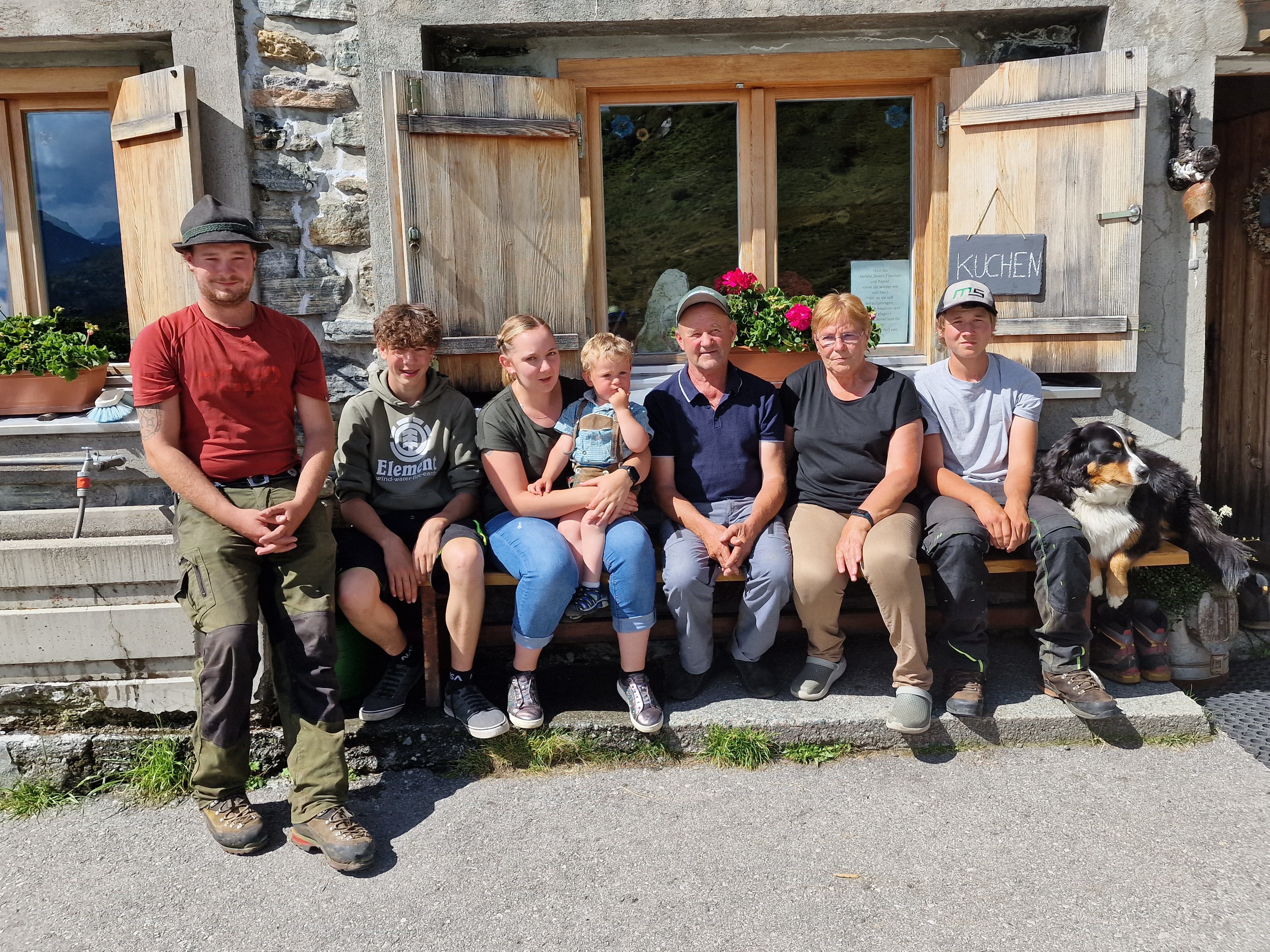 2) Das Älplerteam: (v. l.): Lucas, Jamie, Stefanie mit Niklas, Raimund und Martina Tschofen Lukas Lorenz und der Hund Kira 2) Das Älplerteam: (v. l.): Lucas, Jamie, Stefanie mit Niklas, Raimund und Martina Tschofen Lukas Lorenz und der Hund Kira