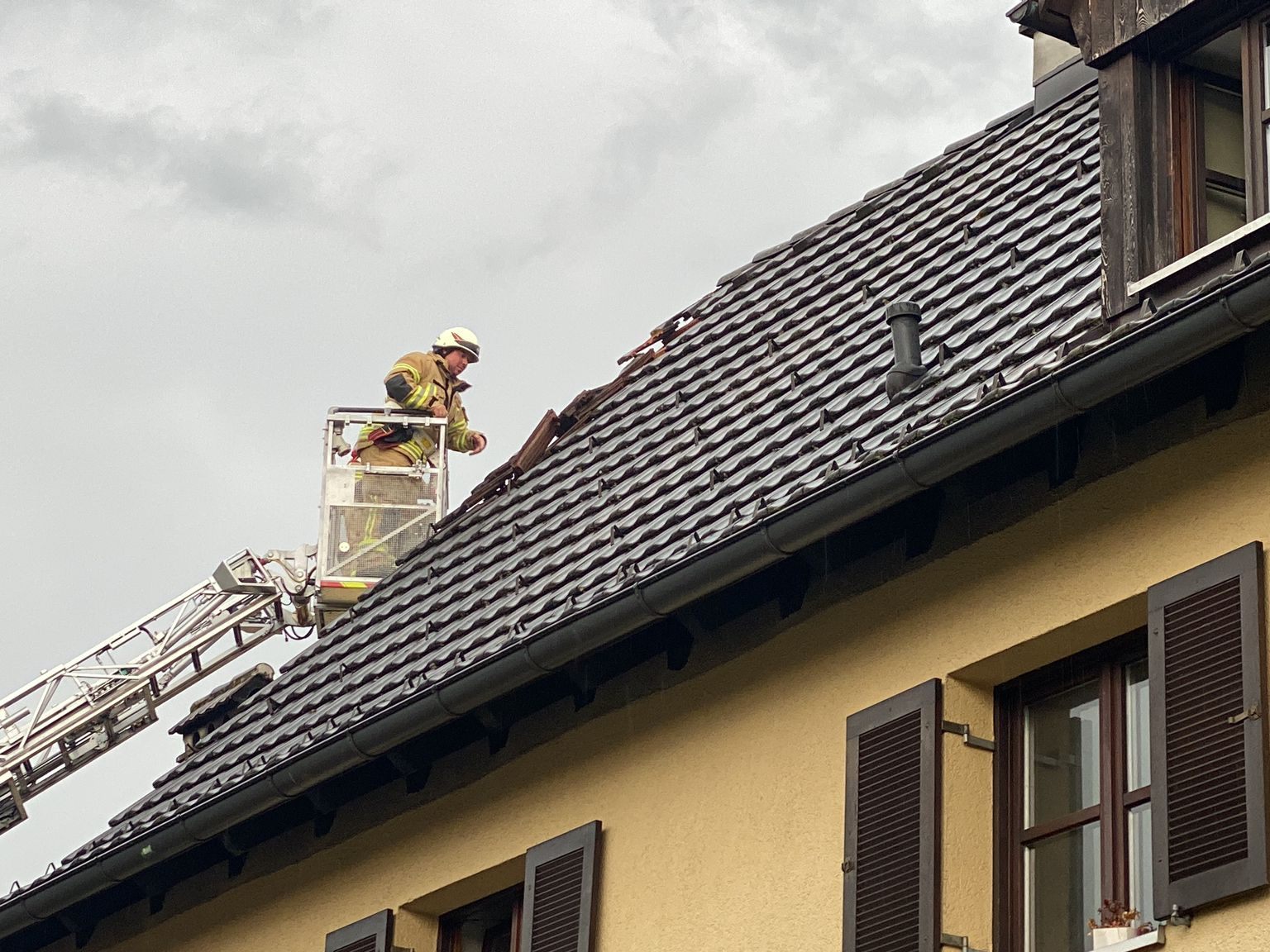 Ziegel stürzten vom Dach.