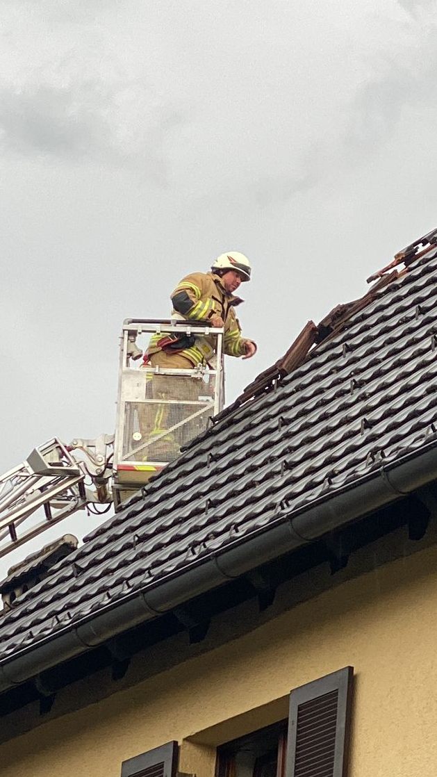Ziegel stürzten vom Dach.