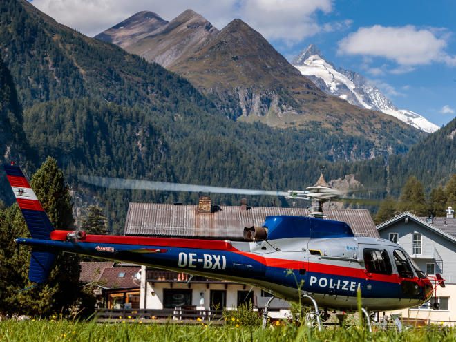 Der Polizeihubschrauber lokalisierte die Wanderer. Der Polizeihubschrauber lokalisierte die Wanderer.