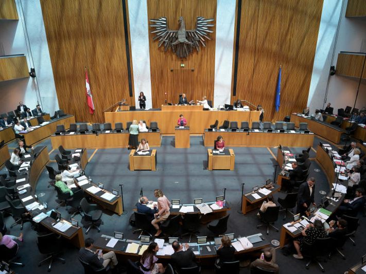 Die Sondersitzung startet mit dem COVID-19-Förderungsprüfungsgesetz.