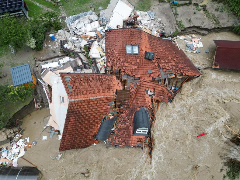 Fridays for Future sprach im Zusammenhang mit den Hochwasser-Katastrophen in Slowenien und Österreich von einer "Klimakrise vor dem Wohnzimmer". Fridays for Future sprach im Zusammenhang mit den Hochwasser-Katastrophen in Slowenien und Österreich von einer "Klimakrise vor dem Wohnzimmer".