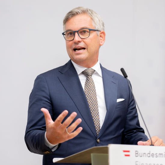 Finanzminister Magnus Brunner (ÖVP) sieht derzeit keinen Bedarf für eine Bankensteuer in Österreich.