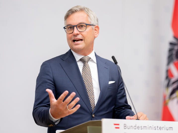 Finanzminister Magnus Brunner (ÖVP) sieht derzeit keinen Bedarf für eine Bankensteuer in Österreich. Finanzminister Magnus Brunner (ÖVP) sieht derzeit keinen Bedarf für eine Bankensteuer in Österreich.