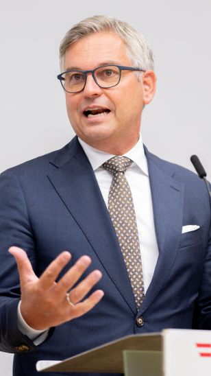 Finanzminister Magnus Brunner (ÖVP) sieht derzeit keinen Bedarf für eine Bankensteuer in Österreich.