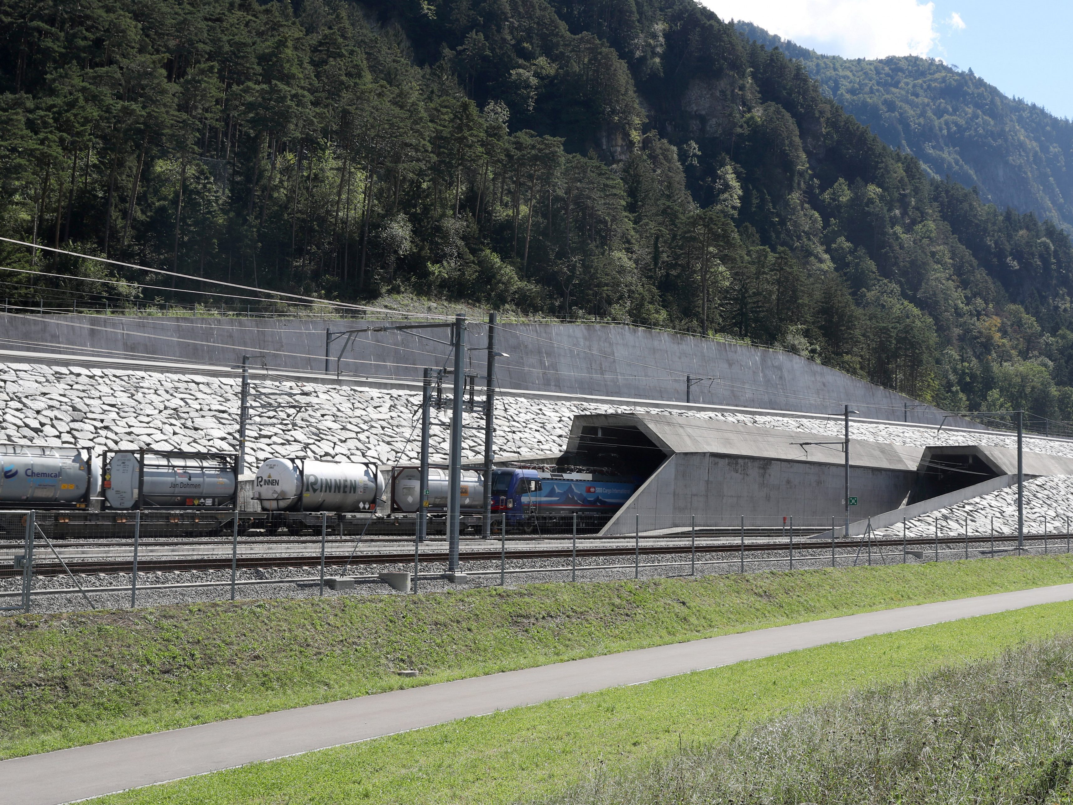 Der Gotthard Basistunnel wurde wieder geöffnet, aber nur einspurig.