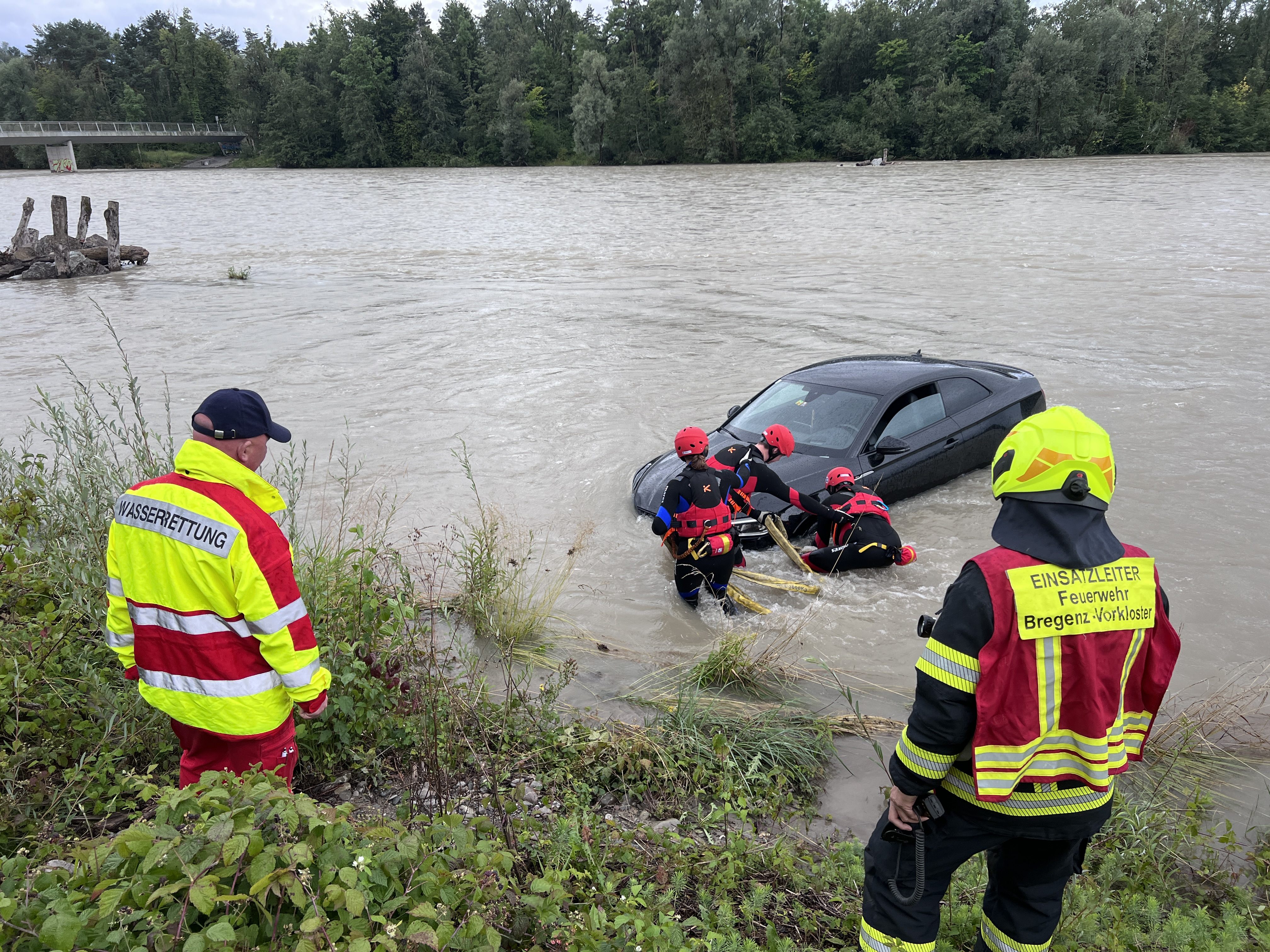 Das Auto rollte selbstständig in die Ach.