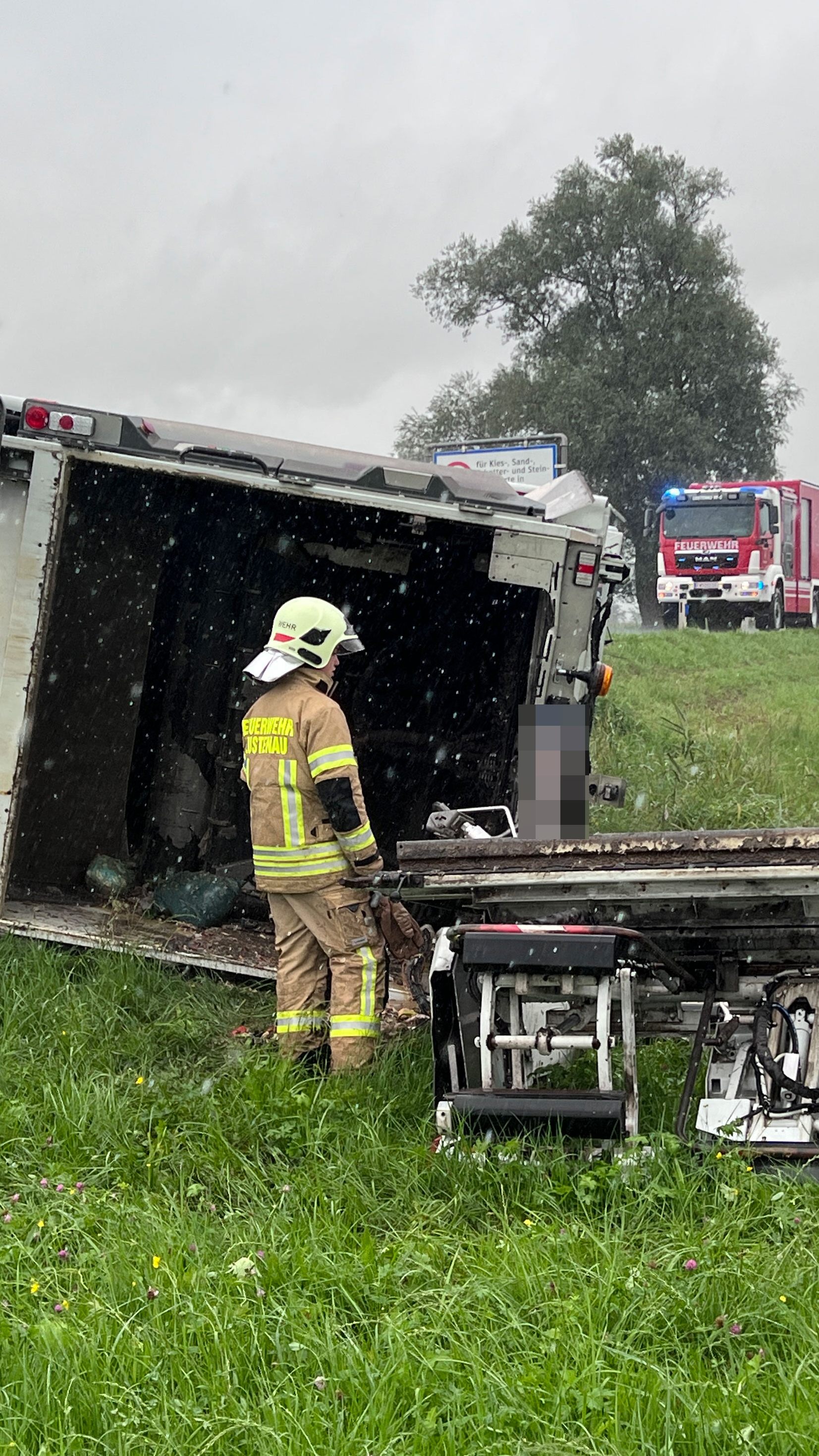 Einsatz in Lustenau: Lkw liegt im Graben.