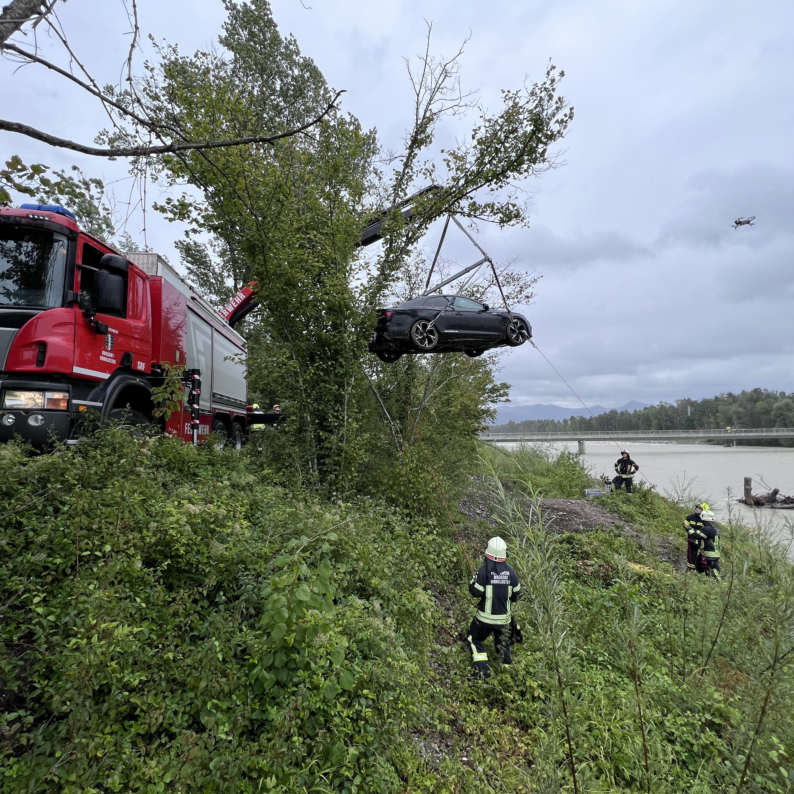 Der Audi musste in einer aufwendigen Aktion aus dem Wasser geborgen werden.