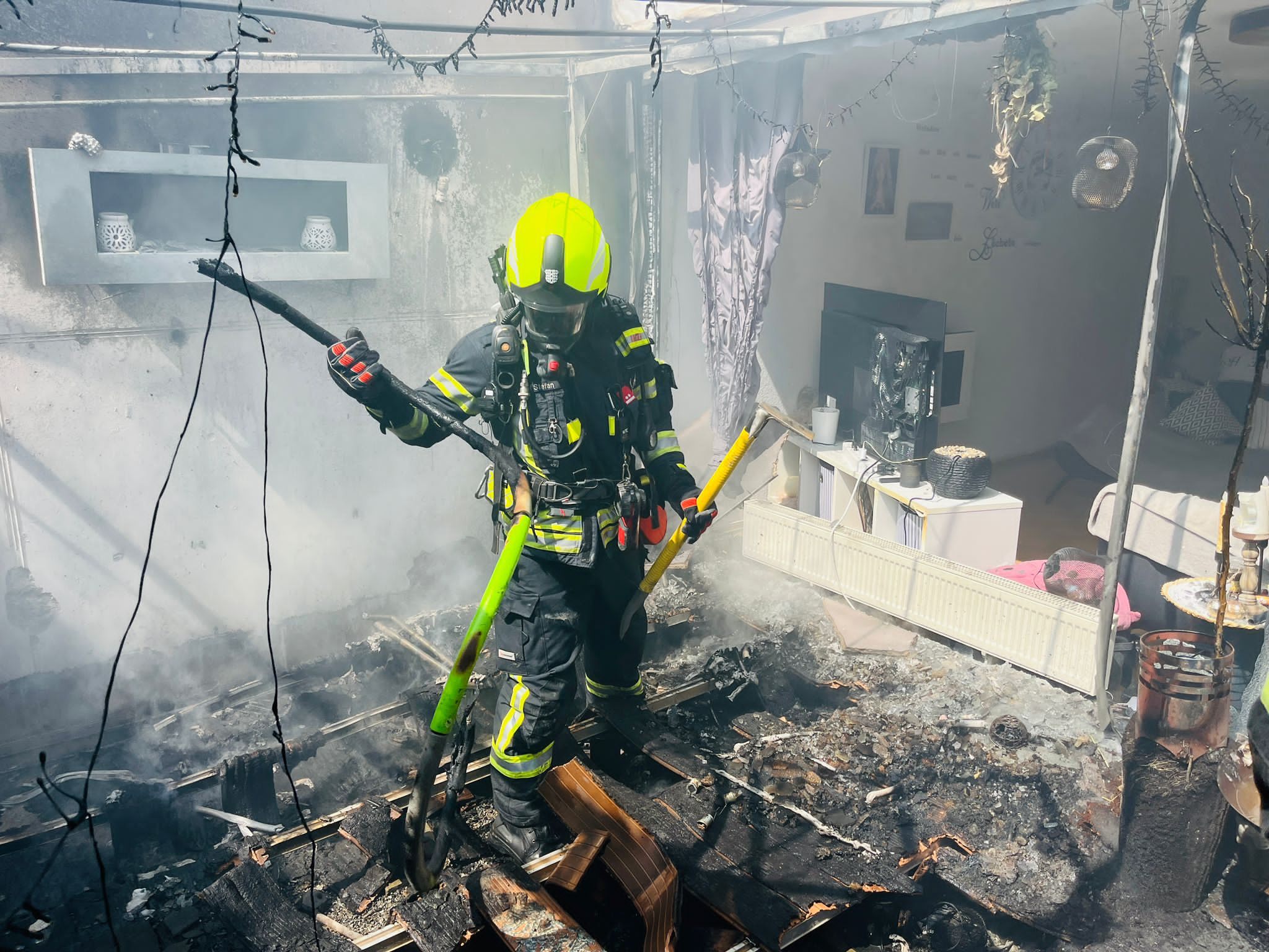 Der Sachschaden in der Wohnung ist beträchtlich Der Sachschaden in der Wohnung ist beträchtlich