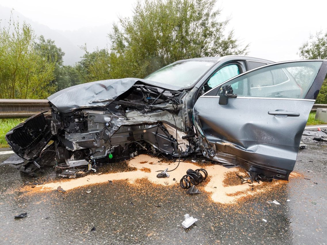 Zwei Fahrzeuge kollidierten frontal