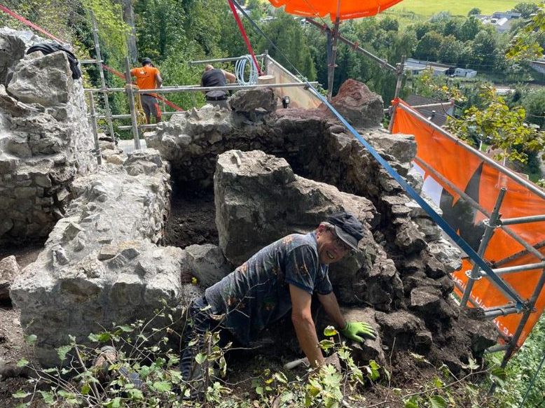 Restaurierung der Ruine Neuburg. Restaurierung der Ruine Neuburg.