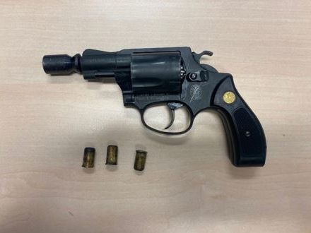 Die Wiener Polizei stellte die Waffe des Ladendiebs sicher. Die Wiener Polizei stellte die Waffe des Ladendiebs sicher.