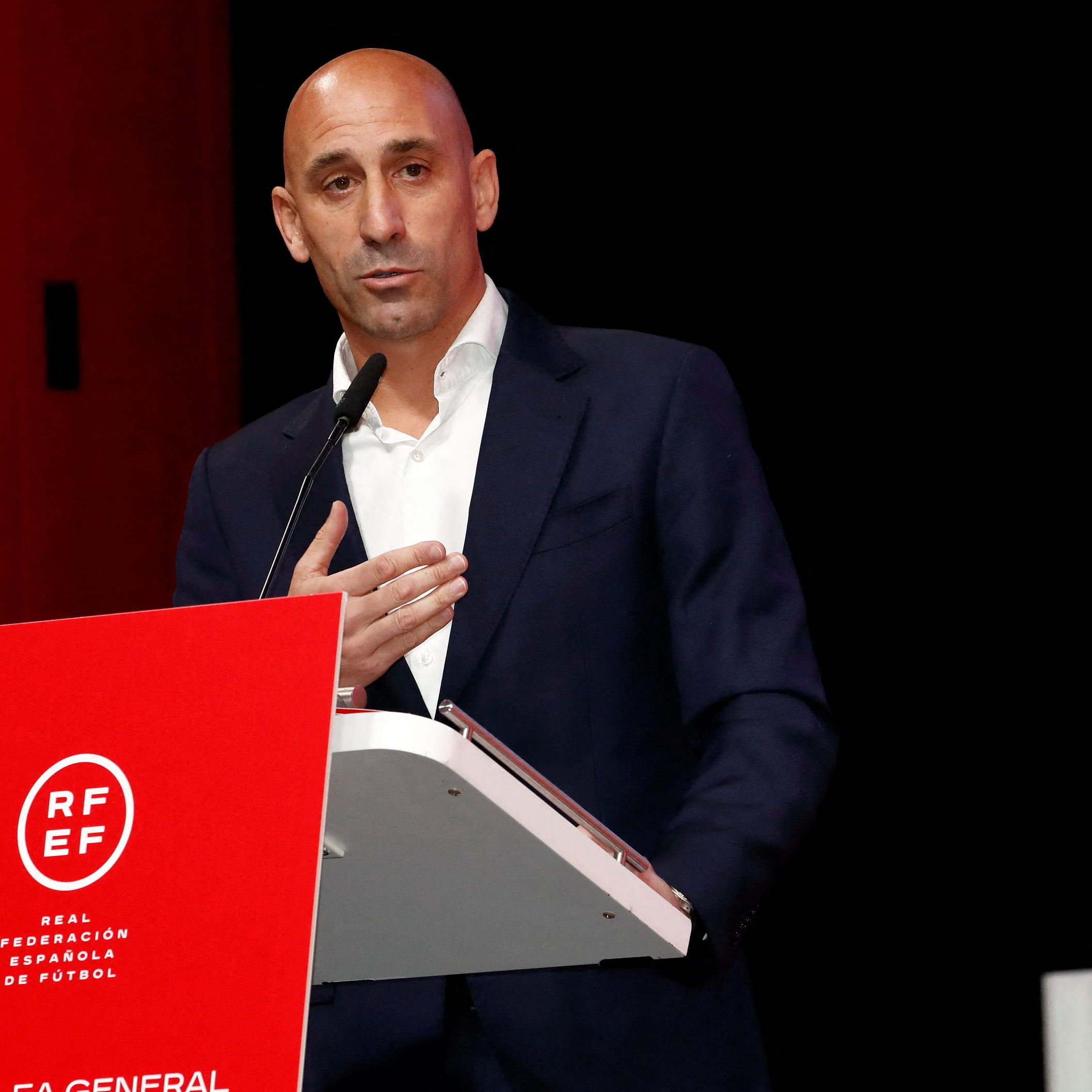 Luis Rubiales inszeniert sich als Opfer.