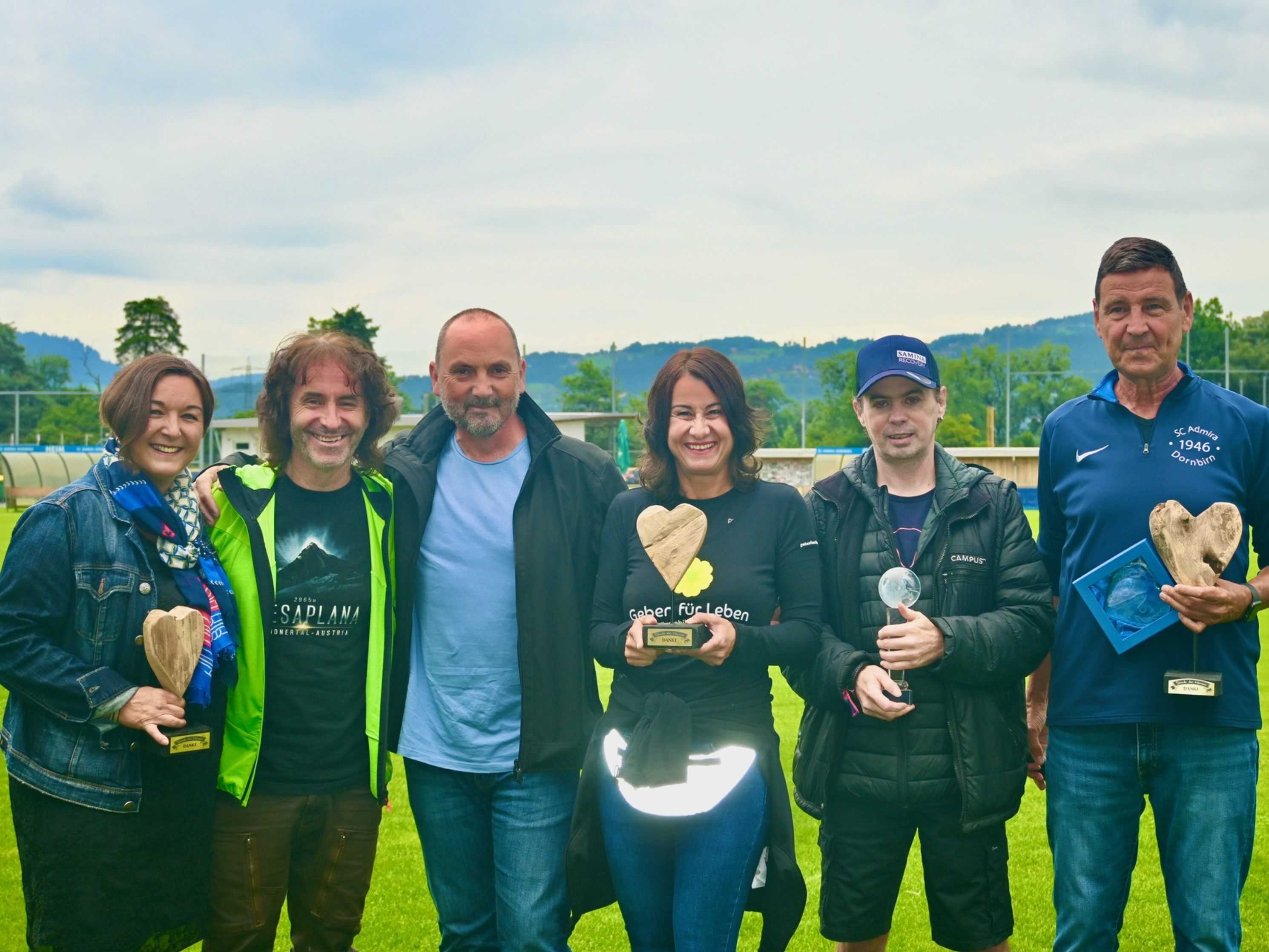 Elternvertreterin Andrea Tschofen-Netzer, Joe Fritsche, Anton Kuttner alias Husky Toni, Susanne Marosch, Michael Mäser und Gerhard Ritter bei der Spendenübergabe der Schlossberg-Challenge Elternvertreterin Andrea Tschofen-Netzer, Joe Fritsche, Anton Kuttner alias Husky Toni, Susanne Marosch, Michael Mäser und Gerhard Ritter bei der Spendenübergabe der Schlossberg-Challenge