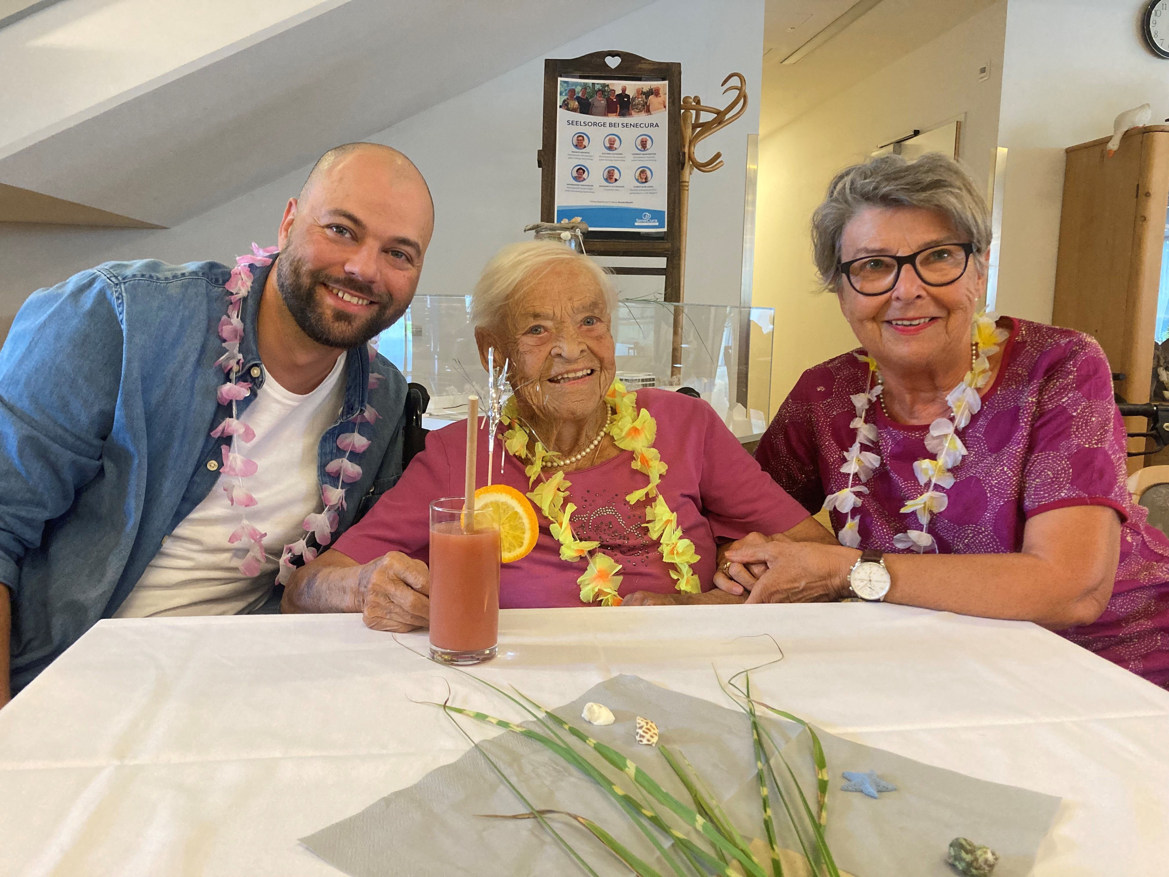 Bewohnerin Anni Ganahl genießen gemeinsam mit ihrer Tochter und ihrem Enkel die köstlichen Cocktails der hauseigenen Bar.