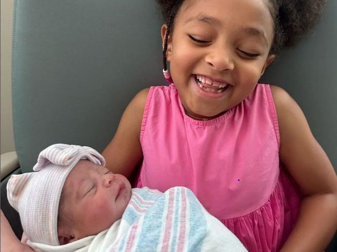 Serena Williams erste Tochter Olympia Ohanian hält ihre kleine Schwester Adira River Ohanian im Arm. Serena Williams erste Tochter Olympia Ohanian hält ihre kleine Schwester Adira River Ohanian im Arm.