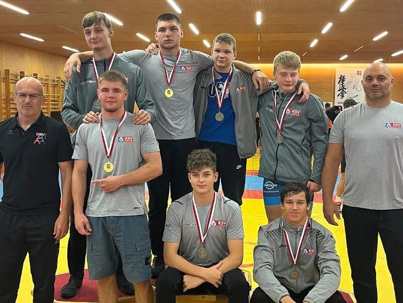 Die erfolgreiche U20 Mannschaft mit den beiden Trainern Michael Häusle und Sasa Petak