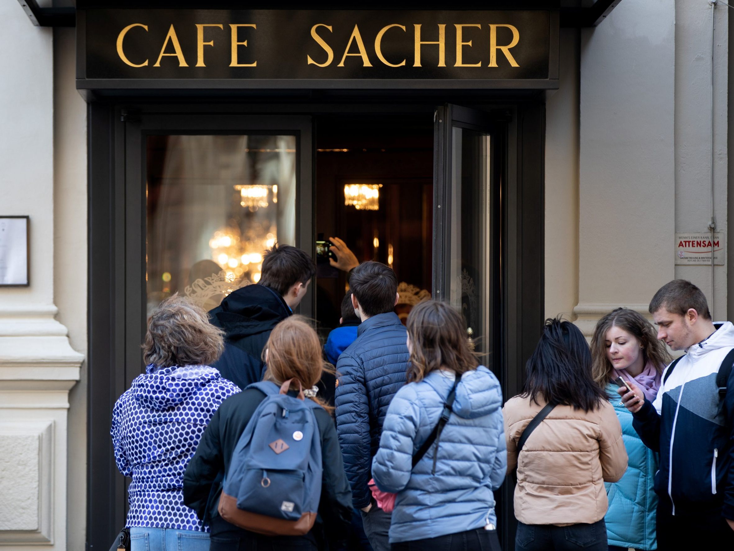 Kunst zieht ins Café Sacher in Triest ein. Kunst zieht ins Café Sacher in Triest ein.