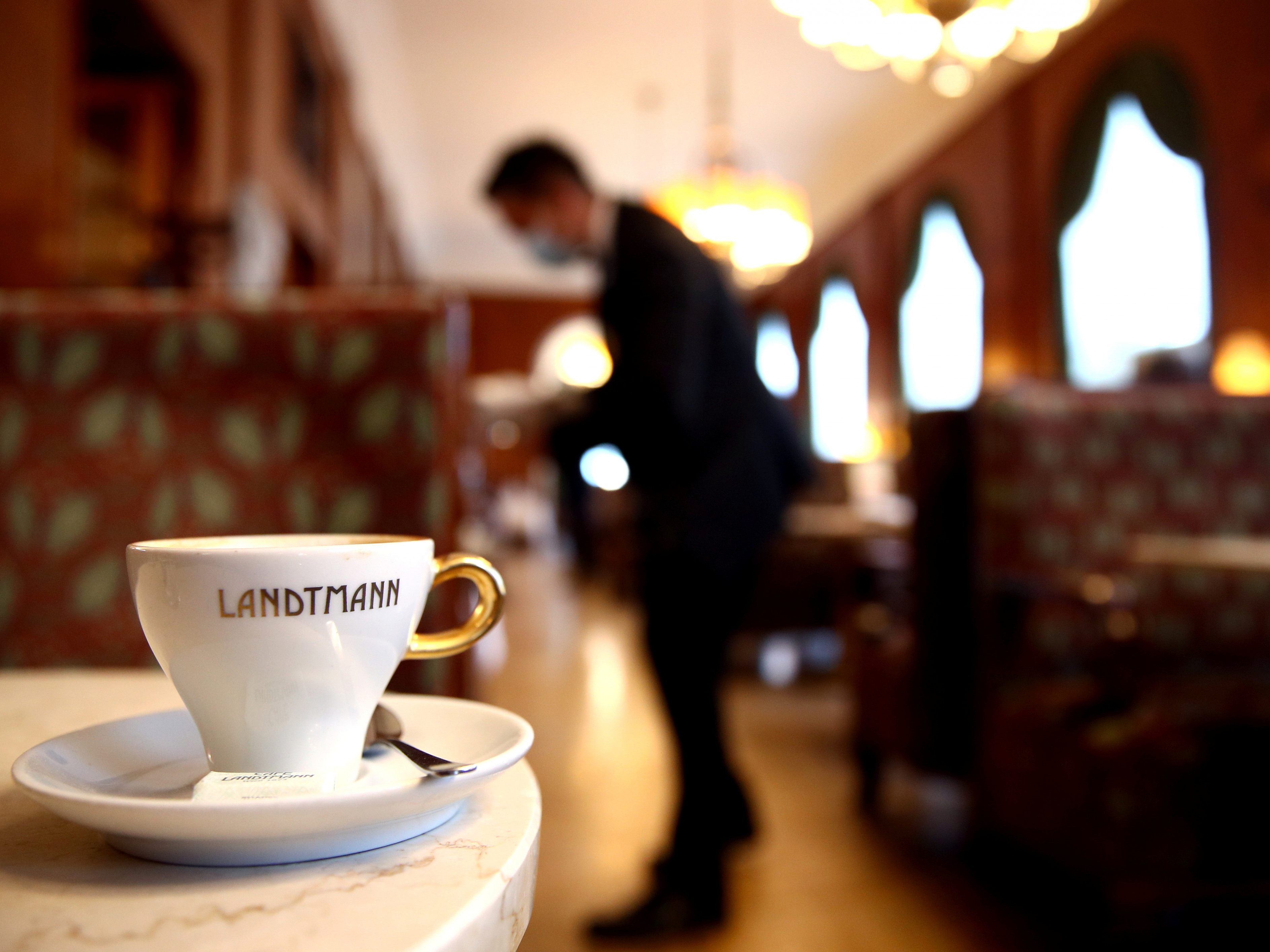 "Landtmann" ist auf einer Tasse zu lesen.